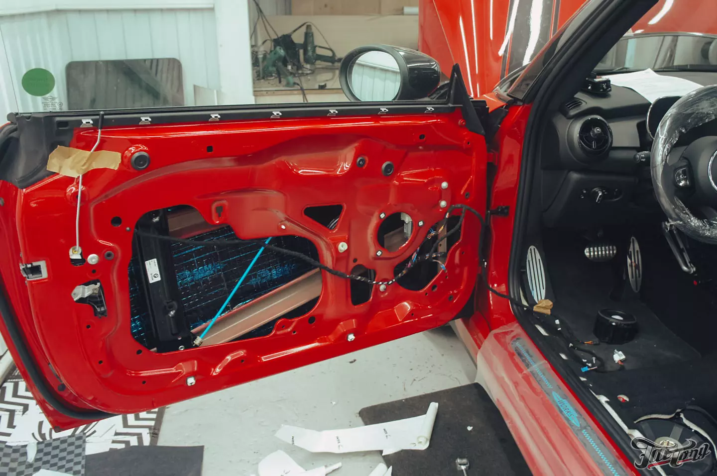 Оклейка Mini John Cooper Works глянцевым полиуретаном, наклейки на кузов, комплексная шумоизоляция, установка новых дисков, керамика дисков и суппортов